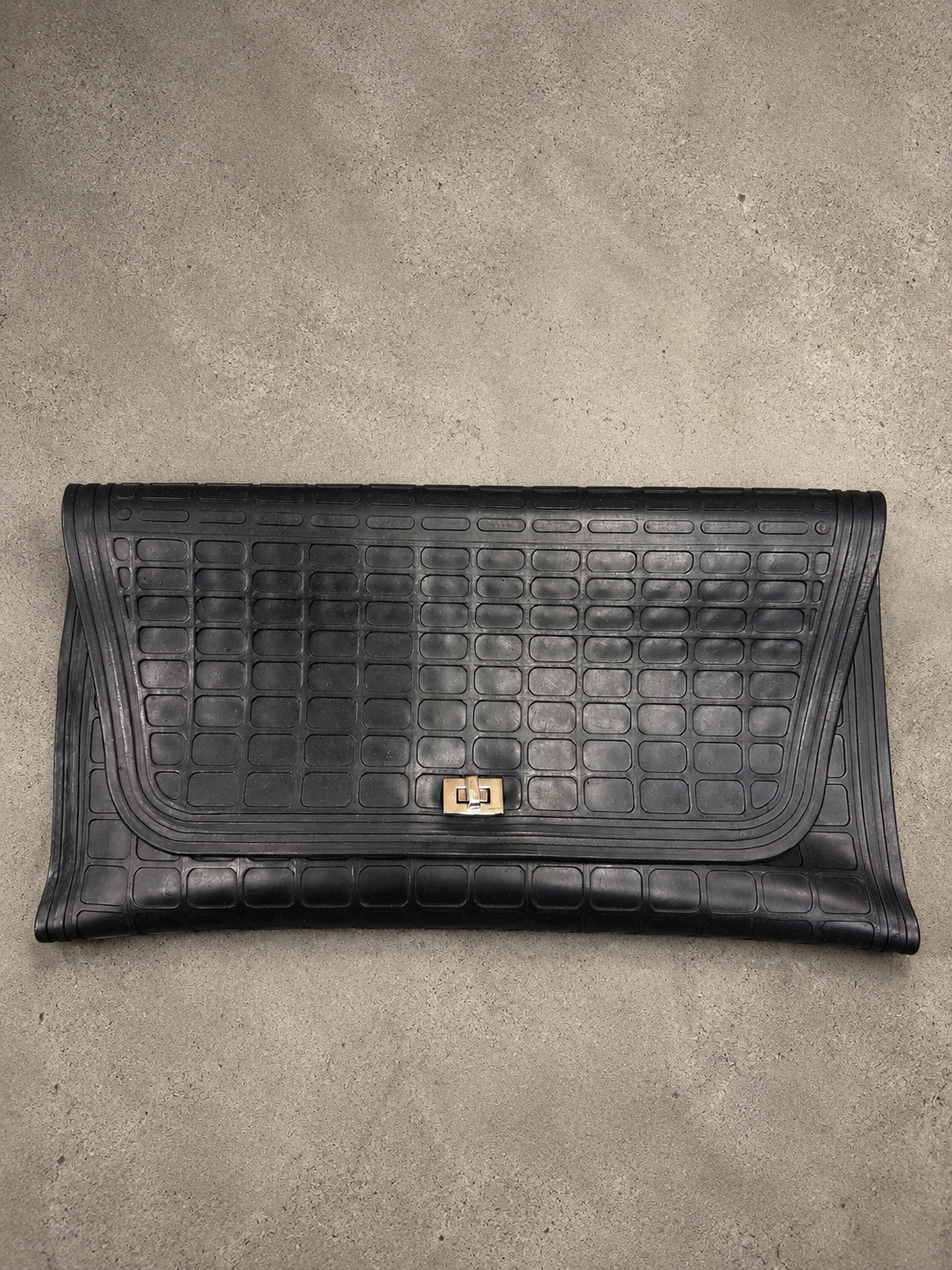 R1 Croc Grip Clutch