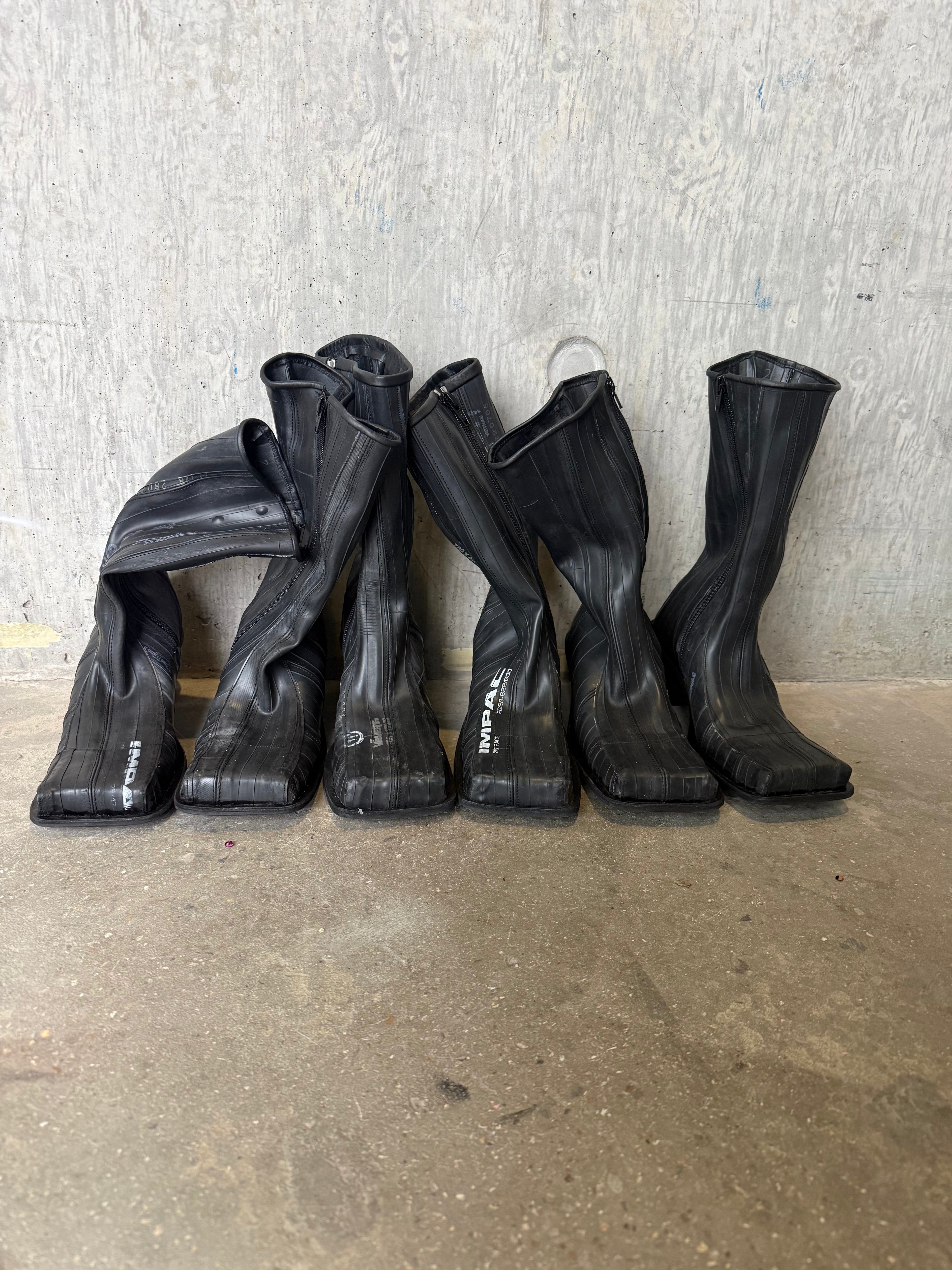 R2 TYRE BOOT (SAMPLE)